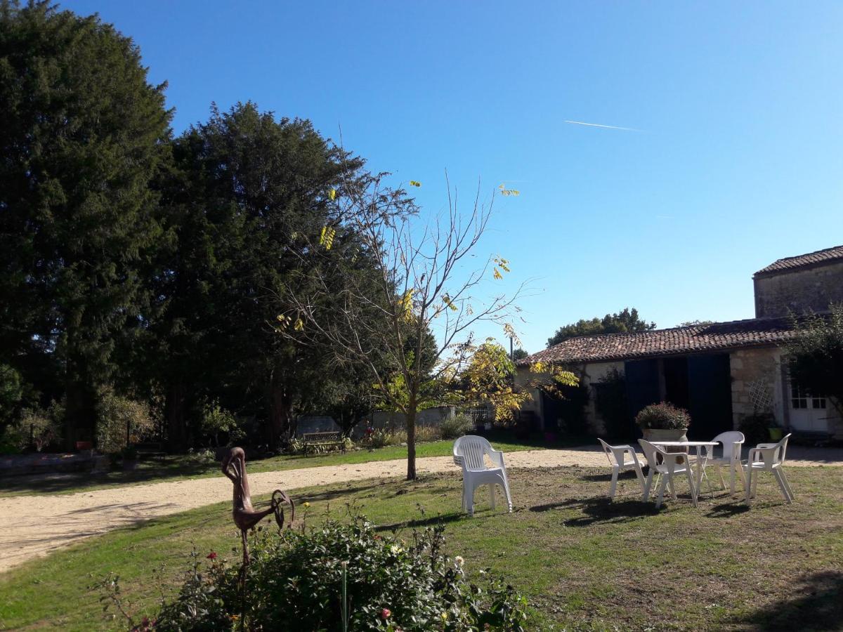 Le Logis Du Plessis Bed & Breakfast Chaniers ภายนอก รูปภาพ