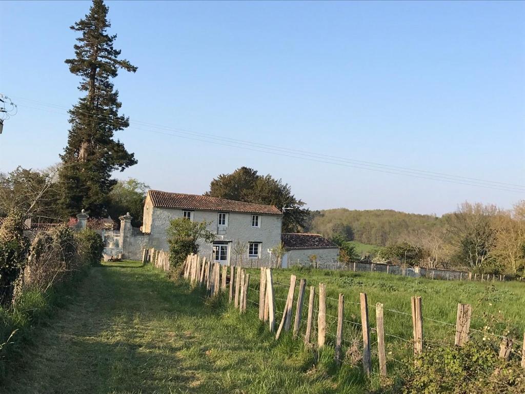 Le Logis Du Plessis Bed & Breakfast Chaniers ภายนอก รูปภาพ