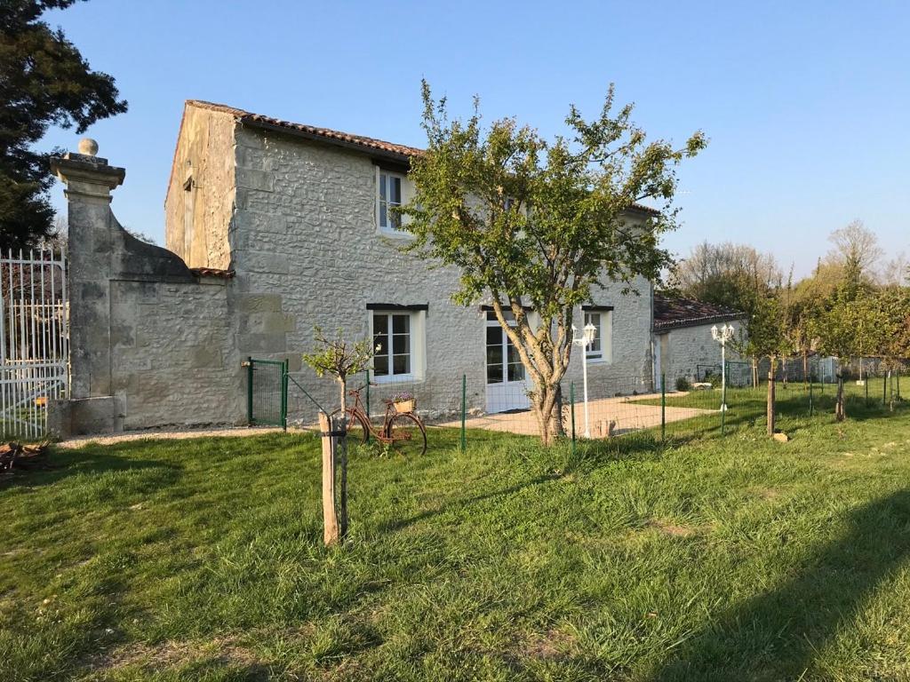 Le Logis Du Plessis Bed & Breakfast Chaniers ภายนอก รูปภาพ